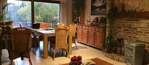 Bel-etage woning te huur met 2 slaapkamers en garage te Sint-Amandsberg