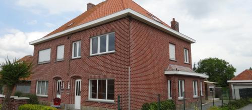 VERHUURD!!! Ruime halfopen woning met 2 slaapkamers