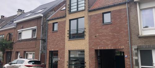 Gelijkvloers appartement met 2 SPLK en garage