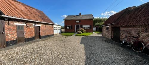 Ruime fermette in Gijzenzele met 3 slaapkamers, bouwjaar 1968, op perceel van 1840m²