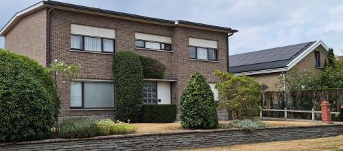Ruime villa met zonnige tuin, terras en garage in Merelbeke-Melle, 4 slaapkamers, bouwjaar 1966, 893m² perceel, 252m² bewoonbaar, zuidwestelijke tuinoriëntatie